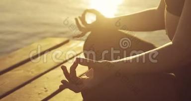 女人`日落时分在码头上沉思时，她的手在纳马斯特泥沼中摆姿势。